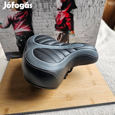 Szürke fekete rugos kerékpár nyereg 710 gr 20cm szél 25cm hossz