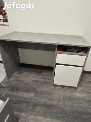 Szürke íróasztal