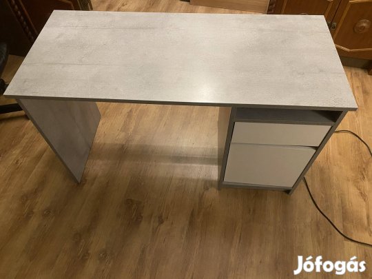Szürke íróasztal