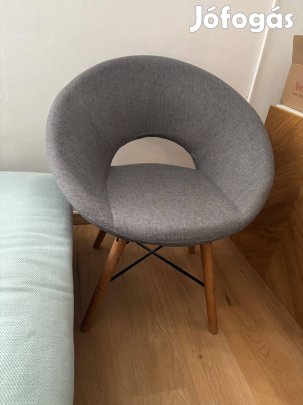 Szürke kárpitozott szék