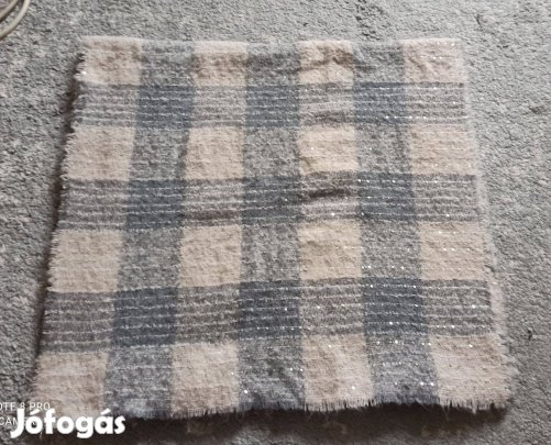 Szürke kockás flitterekkel díszített meleg kötött sál