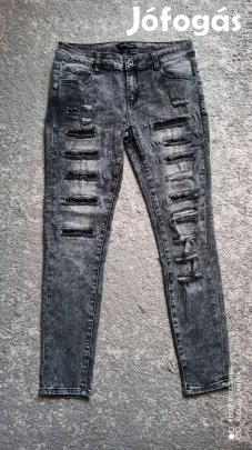 Szürke koptatott, szaggatott sztreccses farmer