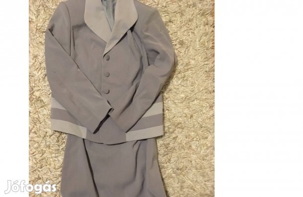 Szürke kosztüm