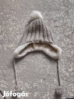 Szürke kötött, belül műszőrmével bélelt, meleg füles sapka