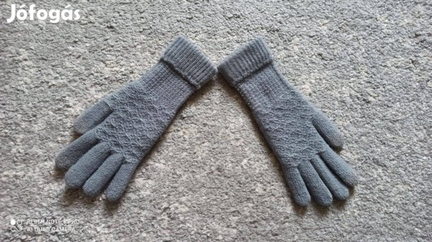 Szürke kötött női kesztyű érintőképernyős telefonhoz is