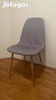Szürke szövet kárpitozású szék fa lábakkal