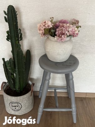 Szürke virágtartó/ lerakó asztal/ kusasztal