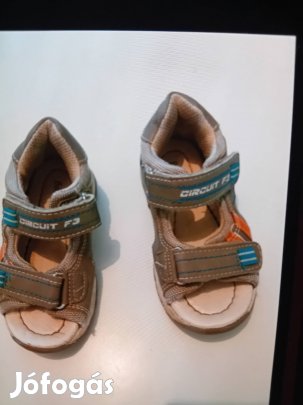 Szürkés pici szandál, hátul zárt, 23as  méretben!