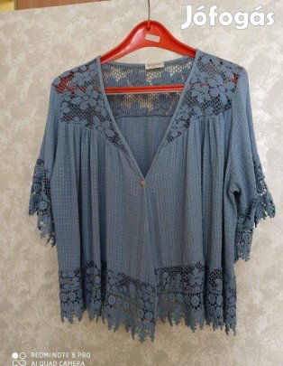 Szürkéskék rövid ujjú csipkés blézer nagy méretű