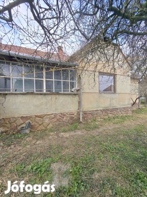 TÉGLA családi ház -Bak csendes mellékutcájában