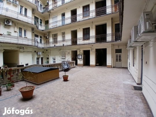 TELJESEN FELÚJÍTOTT, 3 LAKÁSRA OSZTOTT BEFEKTETÉSI LEHETŐSÉG A KLUZÁL