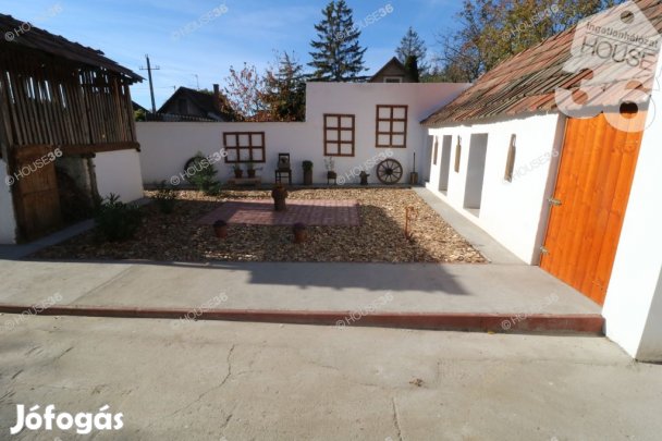 TÖBB GENERÁCIÓS, KÉT KÜLÖNÁLLÓ LAKÓHÁZ EGYBEN ELADÓ!