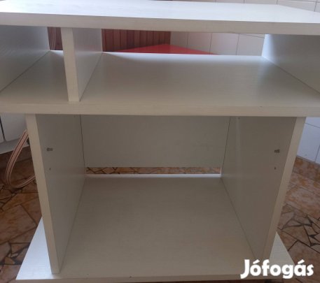 TV-állvány görgőkkel