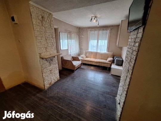 Tabon csendes utcában azonnal költözhető családi ház eladó!