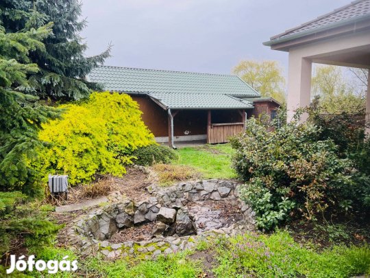 Tábor utcán lakóház eladó