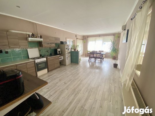 Tágas 100 nm-es családi ház eladó