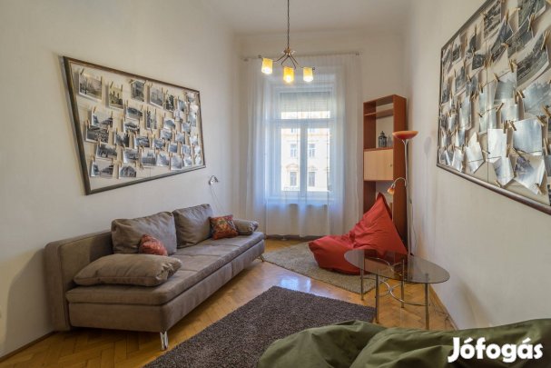 Tágas, barátságos lakás a Palotanegyedben