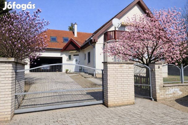 Tágas, kényelmes családi ház nagy kerttel
