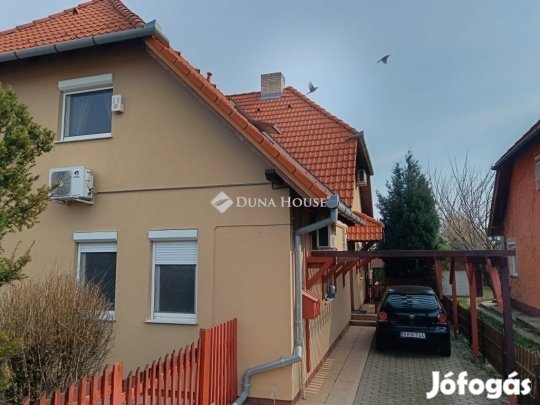 Tágas, kétszintes ikerház eladó PécsÚjhegy kedvelt utcájában!