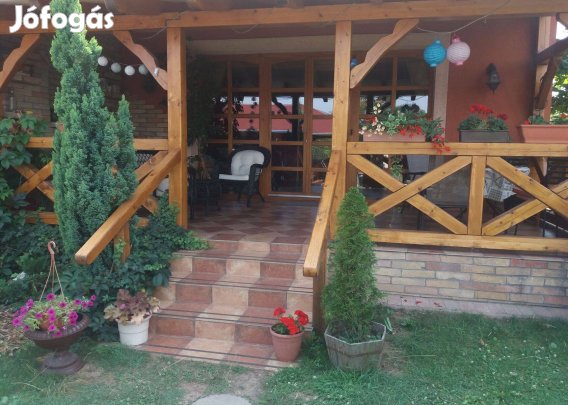 Tágas, kétszintes ikerház eladó a 16.kerületben Árpádföldön