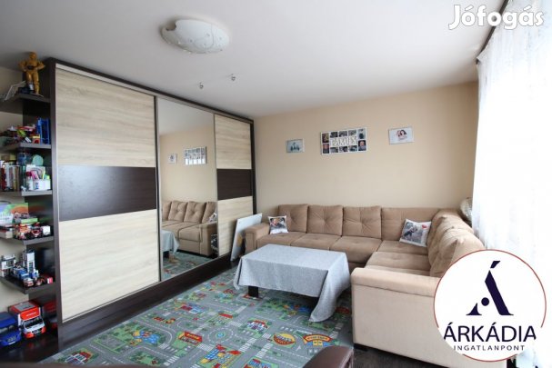 Tágas, napfényes lakás, nagy erkéllyel eladó