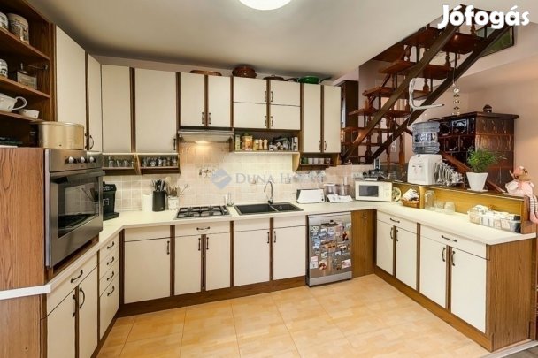 Tágas, szépen karbantartott ház a Vacsiközben eladó
