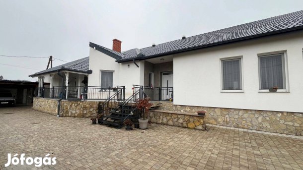 Tágas, teljeskörűen felújított csládi ház Gércén eladó!