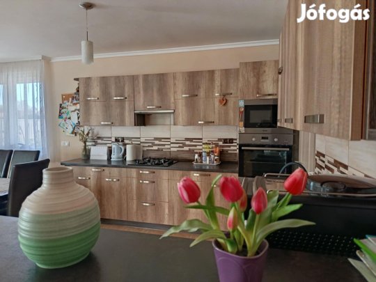 Tágas, világos, garázsnál kapcsolódó ikerház!