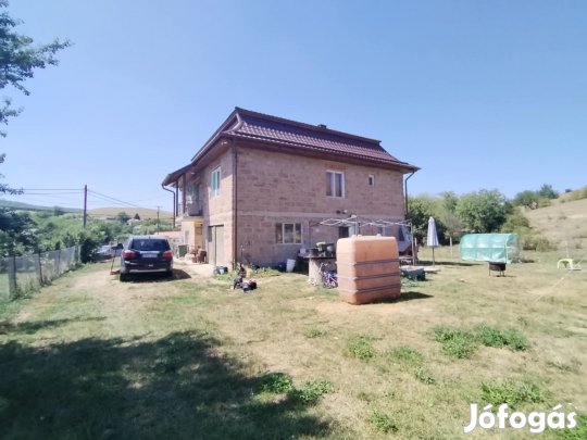 Tágas, világos családi ház nagy kerttel eladó Etesen!