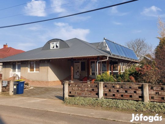 Tágas családi ház eladó Ibrány csendes utcájában üzlethelyiség résszel