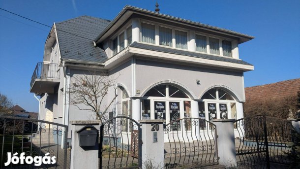 Tágas családi ház üzlethelyiséggel és 2 garázzsal Balassagyarmat, Ár