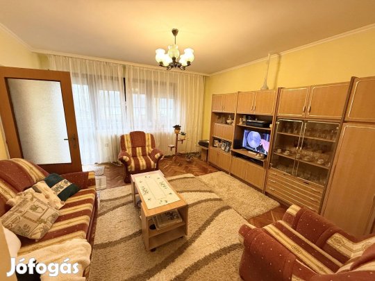 Tágas családi ikerház szuterénnel és nagy telekkel Debrecen Szabadságt