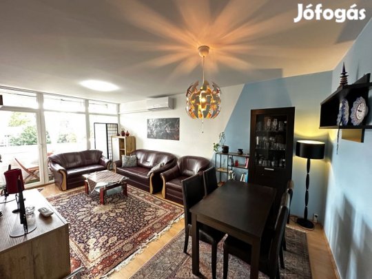 Tágas,erkélyes Kertvárosi panel lakás eladó.