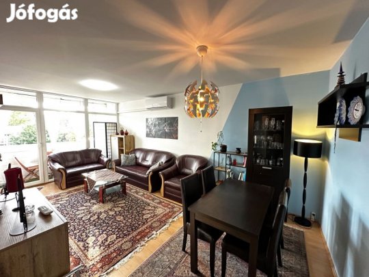 Tágas,erkélyes Kertvárosi panel lakás eladó.