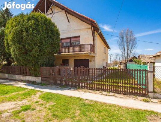 Tágas ikerház nagy telekkel eladó Hosszúpályiban!