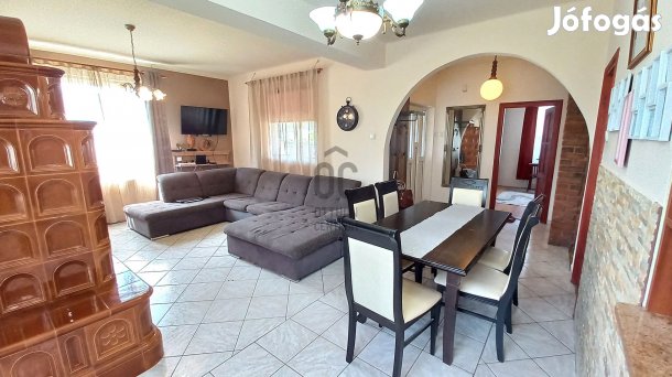 Tágas terekkel rendelkező családiház