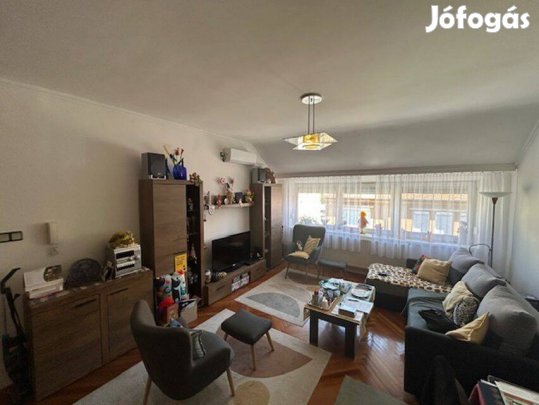 Tágas világos lakás a belváros közelében
