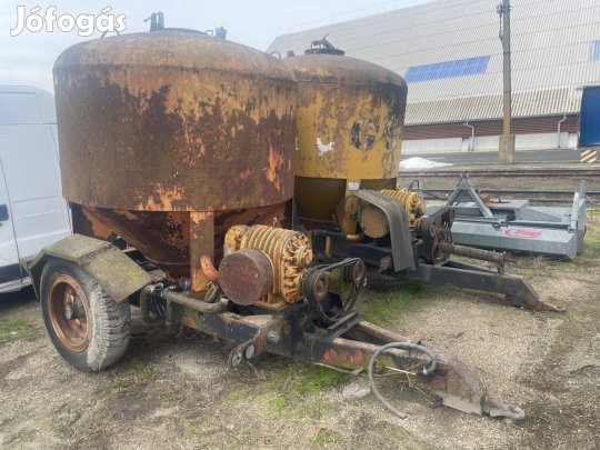 Takarmány szippantó tápos pótkocsi