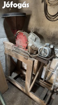 Takarmánydaráló / gabonadaráló villanymotorral