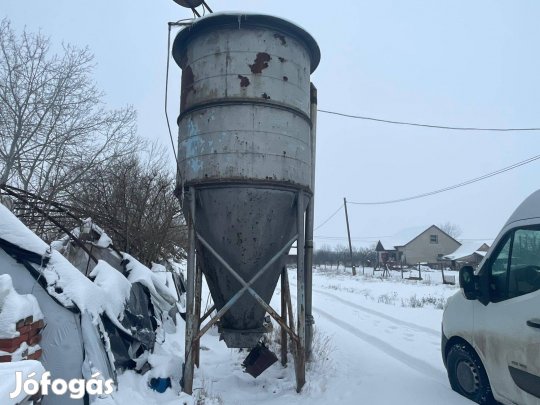 Takarmánytároló siló eladó