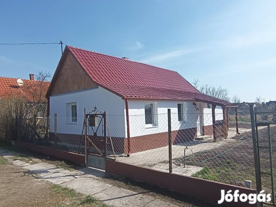Takaros 1.5 szobás felújított parasztház eladó Újszász kisvárosban 