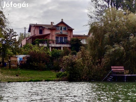 Taksony, Dunaparti, 250 m2-es, családi ház, 8 szobás, kiváló állapotú