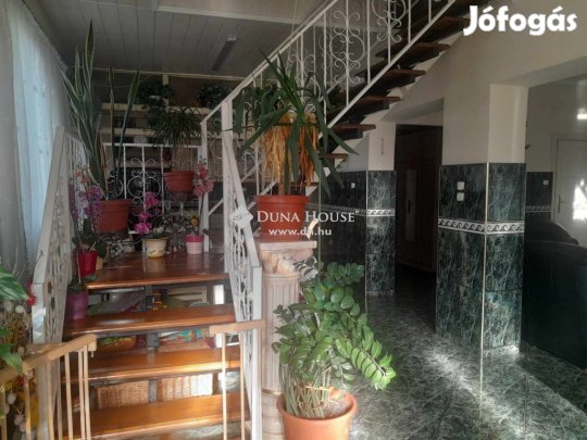 Taksonyi eladó 210 nm-es ház