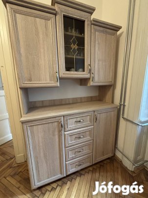 Tálaló szekrény ajándék poharakkal