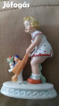 Talicskázó gyerek mesebéli porcelán