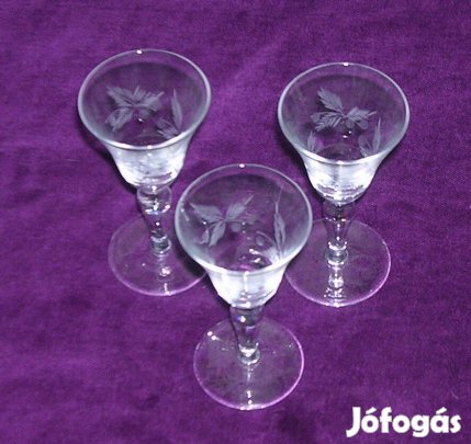 Talpas, csiszolt üvegpoharak. 3 darab, 10 cm magas