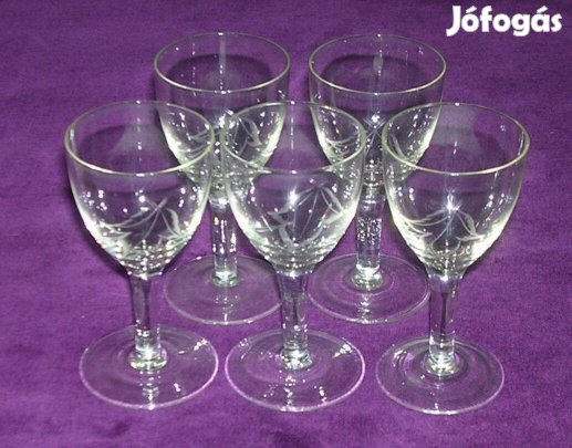 Talpas, csiszolt üvegpoharak. 5 darab, 9 cm magas