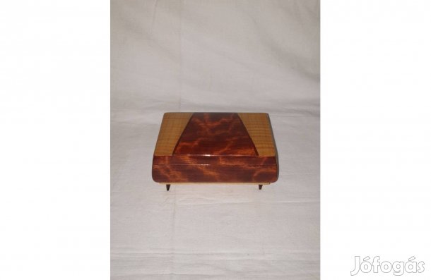 Talpas, lakkozott fa díszdoboz