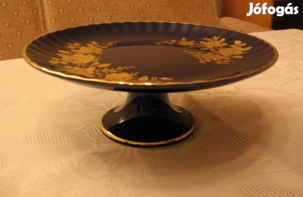 Talpas kínáló süteményestál