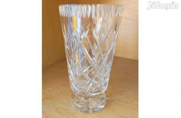 Talpas kristályváza modern metszéssel, 18,5 cm magas